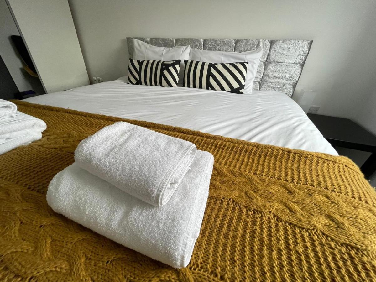 Modern Room With Huge Bed - Walk To City Centre! Mánchester Exterior foto
